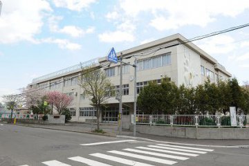 写真：札幌市立東苗穂小学校