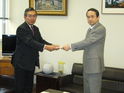 Presentation of donations to the Iwate Band Association Presentation of a catalogue of donations