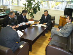 Presentation of donations to the Iwate Band Association Exchanges with individuals from the Association