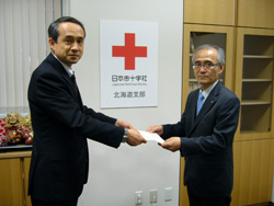 Presentation of donations to the Japanese Red Cross Society Presentation of a catalogue of donations

