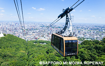 写真：藻岩山山頂展望台（ロープウェイ／もーりすカー往復チケット） など