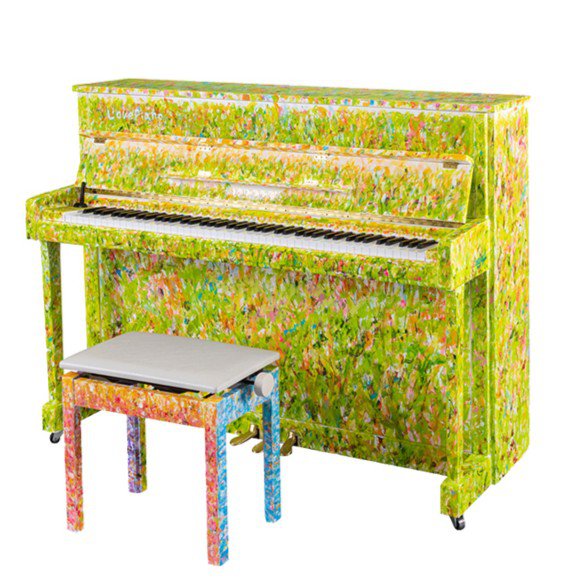 今回のピアノは、小説「蜜蜂と遠雷」（著者：恩田陸）の装丁を手がけた杉山巧さんが描いた3 号機